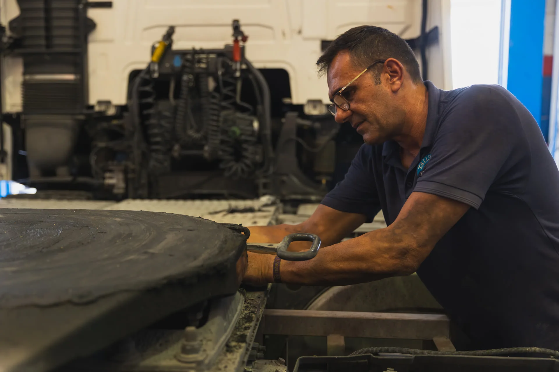 Mecánico trabajando en un vehículo pesado en Talleres MecaniSur